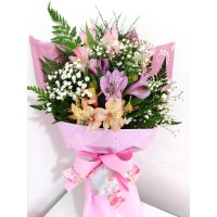 Buque com astromelias cololoridas