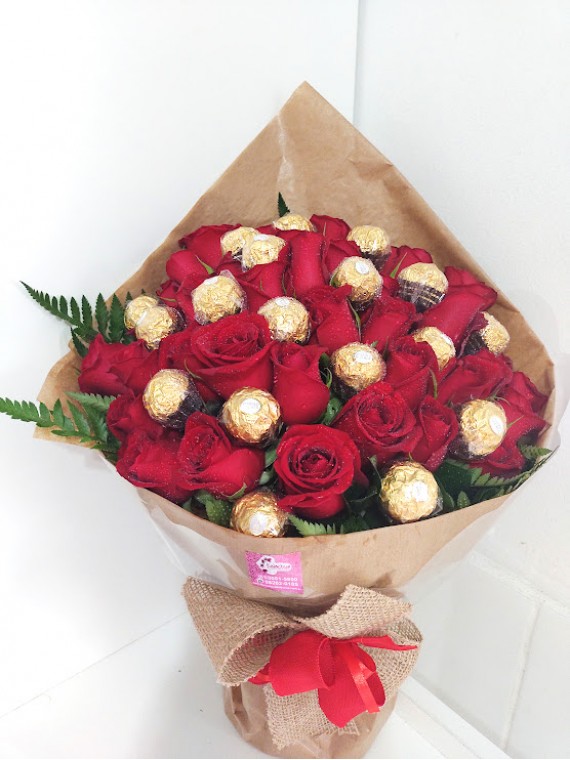 Buque com 36 Rosas e 18 Ferrero Rocher